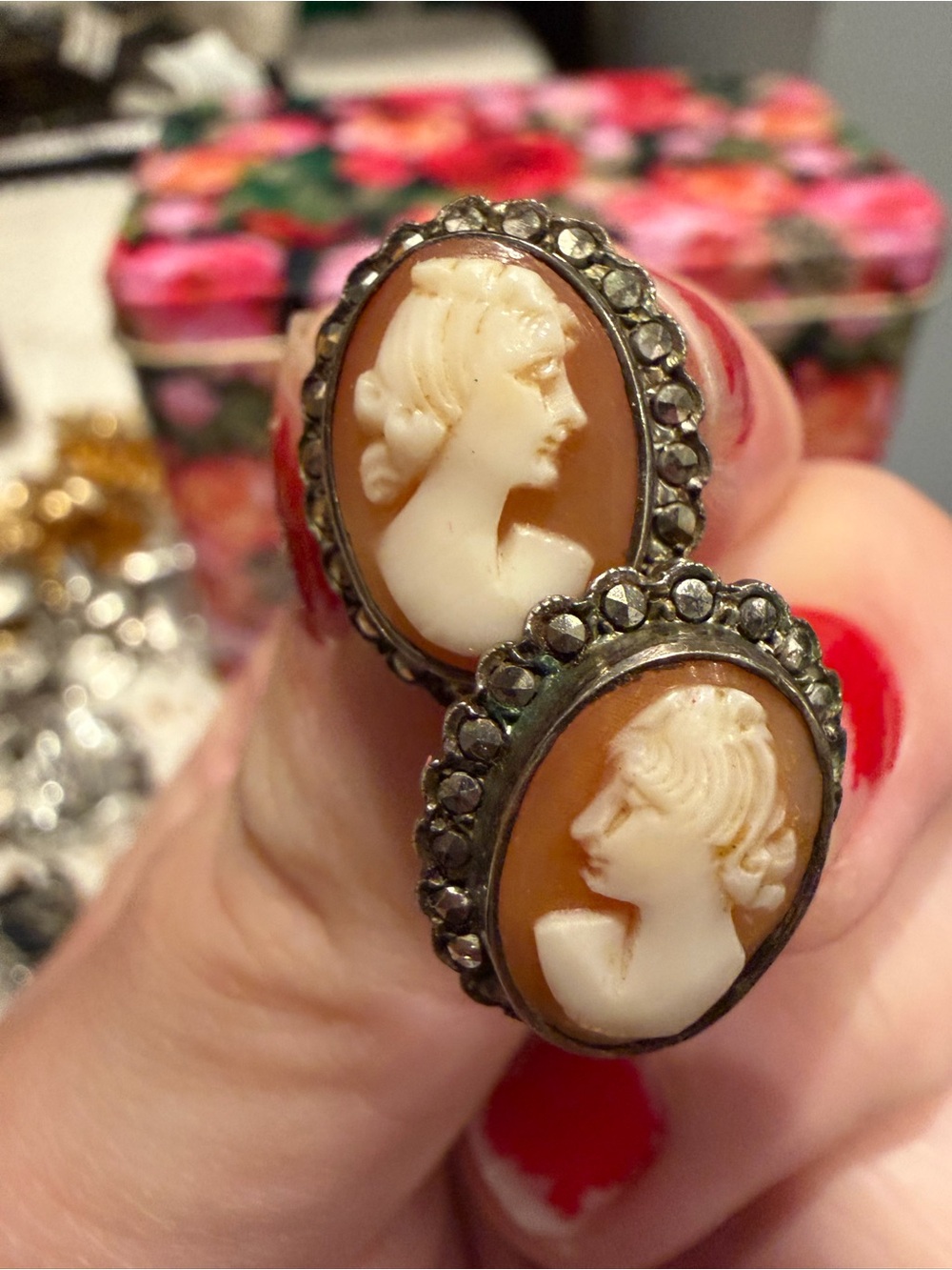 Vintage Geniune Shell Cameo in Cream and Brown, Screw Ons - Picture 2 of 9